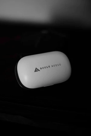 a white object sitting on top of a piano